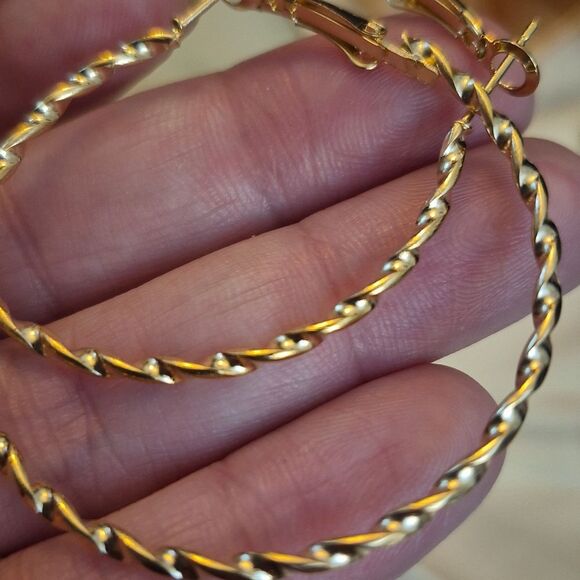 💲6️⃣ Bundled ✔️Gold Tone Hoop Earrings 2" Twist Detail - Picture 4 of 4